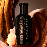 frasco Perfume Masculino Hugo Boss Bottled Night Eau de Parfum detalhe lateral